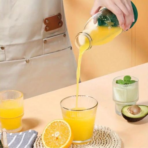 UN verre de jus d'orange servir par un blender smoothies 