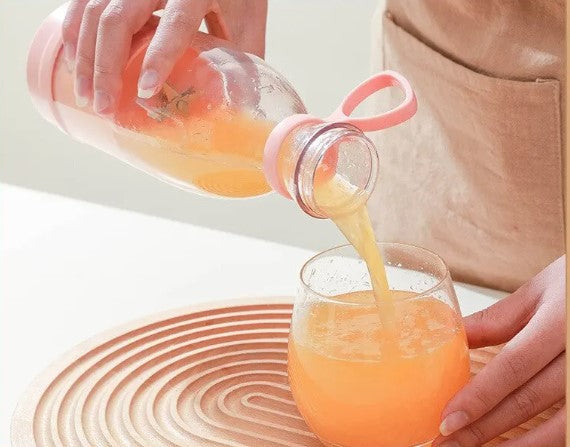 Jus de pamplemousse verse dans un verre par le blender smoothie portable 